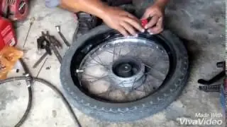 cara tukar tiub ban motor tayar pancit