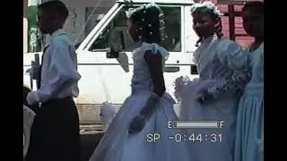 Desfile en 2003 en Tarazá antioquia, jóvenes en primera comunion por las calles del municipio.
