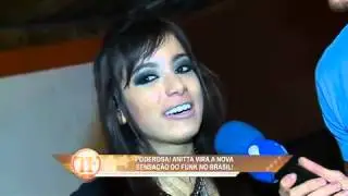 TV Fama: Anitta aprova o apelido 'Naldo de saia'