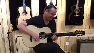 Remise de la guitare Richard Baudry Mod&egrave;le Signature &agrave; Eric Gombart. Pris sur le vif.