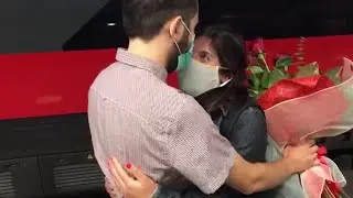 Torino, l'incontro emozionante di due fidanzati separati da tre mesi: 