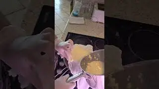Приготовление моцареллы с уксусом.