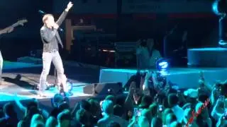 Blake Shelton invites Justin Moore to the stage to sing 