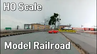 작은 간이역 건널목을 통과하는 기차들 [ HO Scale Model Railroad Video ]