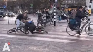 Fietsers onderuit op spekgladde Berlagebrug