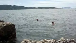 pulando no mar