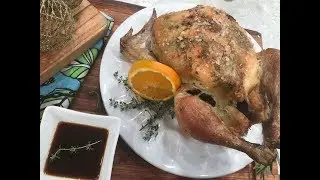 Pollo a la manteca de hierbas con salsa de naranjas y papas