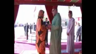 شريط توشيح جلالة الملك بالعيون لشخصيات صحراوية و فنانين
