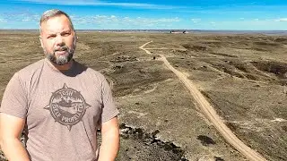 Стейк и яйца на лугах Пауни в Колорадо.