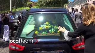 Funerali Battiato, l'uscita del carro funebre al termine dei funerali in forma privata