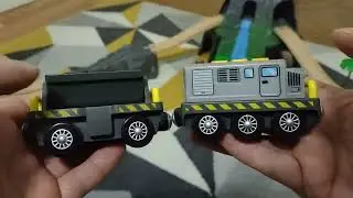 Playtive electric diesel train for wooden train track unboxing review