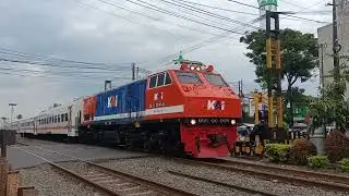 Kereta RNB Melewati JPL 107