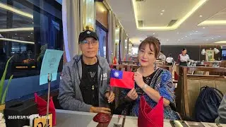 搭車前往下龍灣碼頭，在遊船桌上驚見〔中華民國國旗〕， 驚喜又意外，遊船上吃龍蝦大餐，北越自由行。