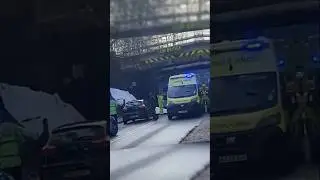 Несколько детей пострадали, когда со школьного автобуса сорвало крышу после того, как он врезался...