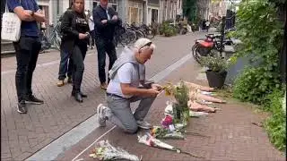 Wouter De Vries eert zijn broer Peter R. de Vries en legt bloemen neer