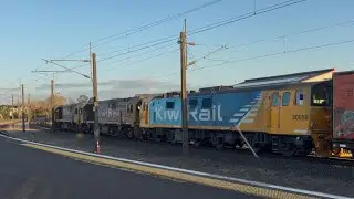 DL 9452 9279 EF 30059 with Train 229 passing Hamilton station North Island Main Trunk