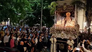 La Virgen de las Penas Coronada de regreso por su barrio de la Viña