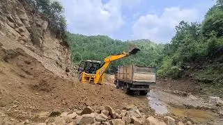 jcb working in a stone quarry || jcb loading gravel into a tipper/dumper truck