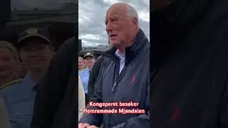 Kong Harald og dronning Sonja bes&oslash;kte flomrammede Mj&oslash;ndalen fredag. #kongharald #dronningsonja