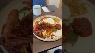 Malaysian Nasi Lemak in SG w/ Michelin Bib award! #sgfoodie #sgfood #nasilemakviral #sgfoodblogger