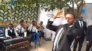 SUIVEZ LA CHORALE DE BILEKO.