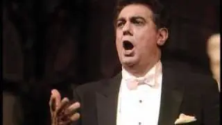 Pl&aacute;cido Domingo sings 