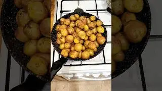 Молодой картофель в кожуре #молодойкартофель #жареныйкартофель #картошка #картошкарецепт #гарнир