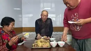 农村铁锅炖大骨头烩酸菜，配上二米饭，和爸妈边吃边聊，造的贼香 #记录真实生活 #日常vlog #美食