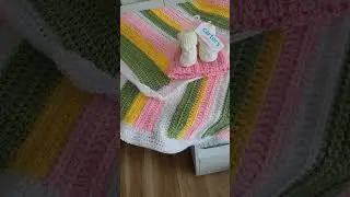 Baby shower gift with handmade crochet blanket and baby hat! #crochet #gift #babyshower