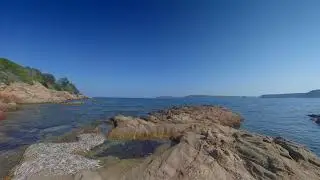 Crique sauvage et d&eacute;serte vers la plage de Balistra en Corse du Sud entre Bonifacio et Porto Vecchio
