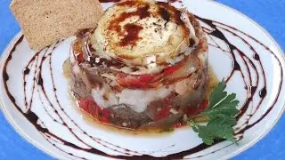 Timbal de escalivada con bacalao confitado y queso de cabra gratinado. Toni Costa