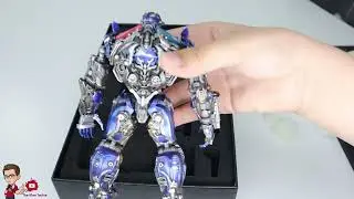 the Igen Techie unboxing and reviewing Boda Studio DMK TLK Barricade Transformer