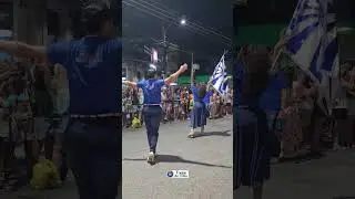 Casal de Mestre Sala e Porta Bandeira da Portela cumprimentando sua comunidade