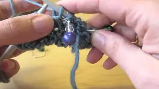 Knitting a triangular shawl from the top-center and down
