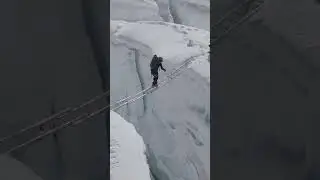 Muy pocos se atreven a cruzar este &ldquo;puente&rdquo; para llegar al Everest 🏔️