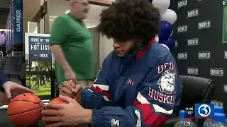 UConn men&rsquo;s basketball players sign autographs in Manchester