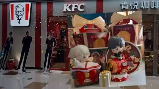 Игрушки, созданные в сотрудничестве KFC и Love and Deepspace: Калеб и Ксавье.