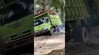 truk muatan sawit nyaris terguling
