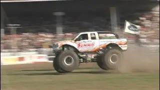 Bloomsburg Monster Truck Racing: Bigfoot vs Grave Digger 2