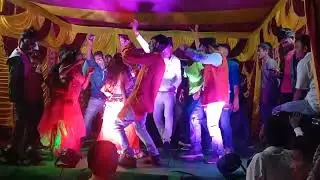 ऐसा क्या हुआ आर्केस्ट्रा में कि सारे लोग स्टेज पर आ गए