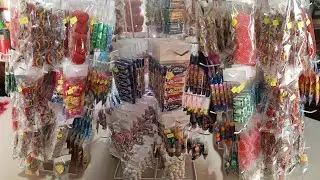 Haciendo bolsitas de dulces de 5 pesos