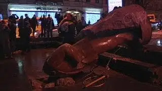 Lenin statue toppled in symbolic challenge to Ukrainian government