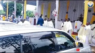 Mapadre Wakifurahia na Kupiga Picha Magari Waliyozawadiwa na Wanaparokia | Geita