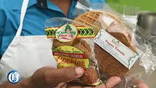 Бывший учитель печёт вкуснейшие лакомства, используя плоды хлебного дерева в качестве основного ингредиента