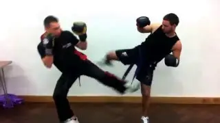 Контратака на удары ногами в академии кикбоксинга Fuzion в Чингфорде