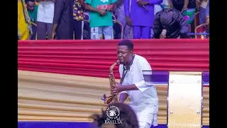 Relaxing sax performance that got everyone dancing hard at the end.