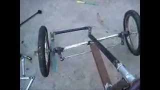 Sistema de dirección de auto a pedales.