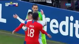 Gary medel And messi fight
