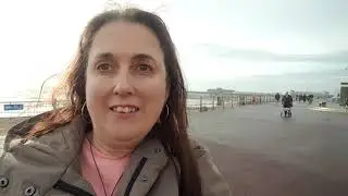 Захватывающий и потрясающий обзор набережной Гастингса, Восточный Суссекс, Англия, Великобритания...