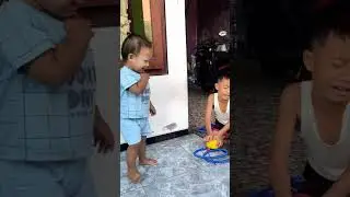 Takut kalau balonya meletus #balon #shorts